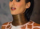Американка носила металлические кольца, чтобы иметь шею жирафа