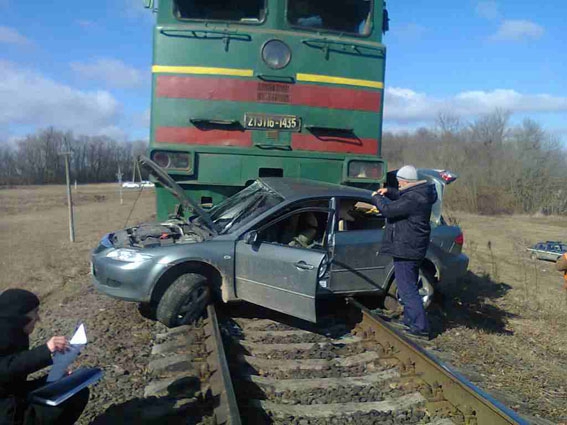 Водитель остался жив после столкновения с поездом