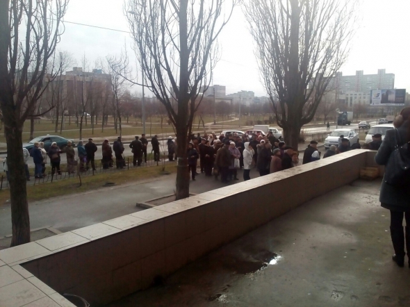 Черги до Ощадбанку на вул. Архітектора Ніколаєва