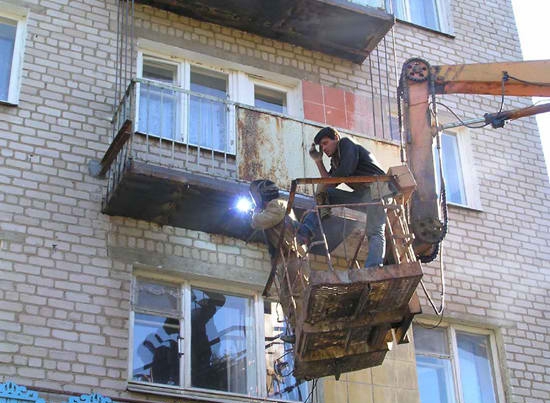 Аварійний стан балконів у Києві може призвести до трагічних наслідків.