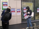 члены "Национального корпуса" шлакоблоками замуровывают отделение российского "Сбербанка"
