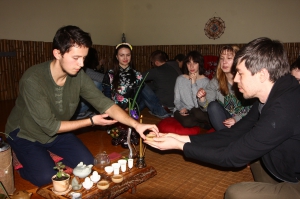 Майстер чаювання Климент Матюнін дає піалу з напоєм гостю фестивалю китайських чаїв улунів. Улуни — менше ферментовані, ніж чорний чай. У Китаї їх ще називають блакитними