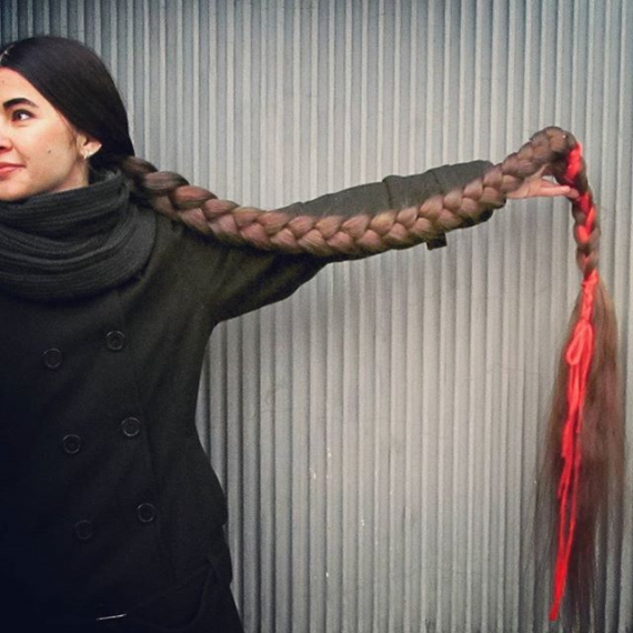 27-летняя латвийка Алия Насырова хвастается в сети волосами длиной в 2,2 м.