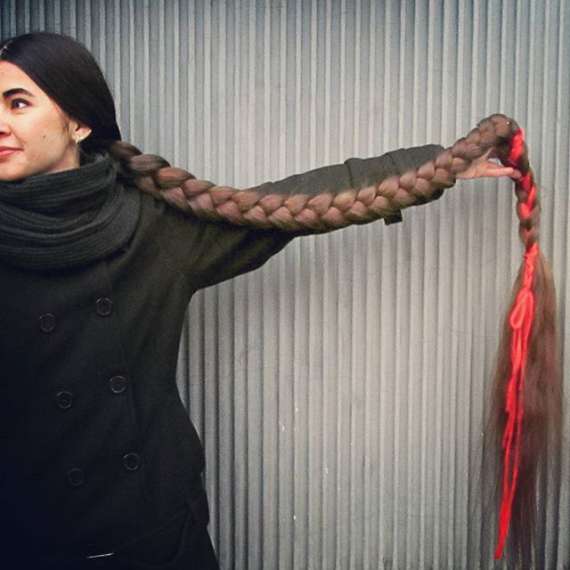 27-річна латвійка Алія Насирова хизується у мережі волоссям довжиною у 2,2 м. 