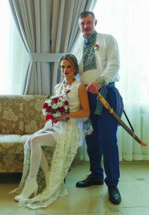 Анастасія Денисенко та Олександр Гуменний із Черкас познайомилися в жовтні 2015 року. Весілля святкували 25 лютого в ресторані "Рушничок"