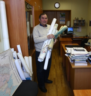 Науковець-геолог Станіслав Єсипович тримає карти у своєму кабінеті. Каже, на місці Десятинної церкви в Києві колись було язичницьке капище