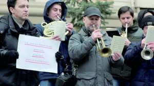 Музиканти оркестру Національної опери грають марш під Мінкультом. Протестують проти закону про переведення працівників культури на контрактну форму роботи