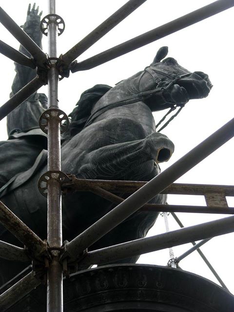 Пошкоджений пам'ятник Миколі Щорсу