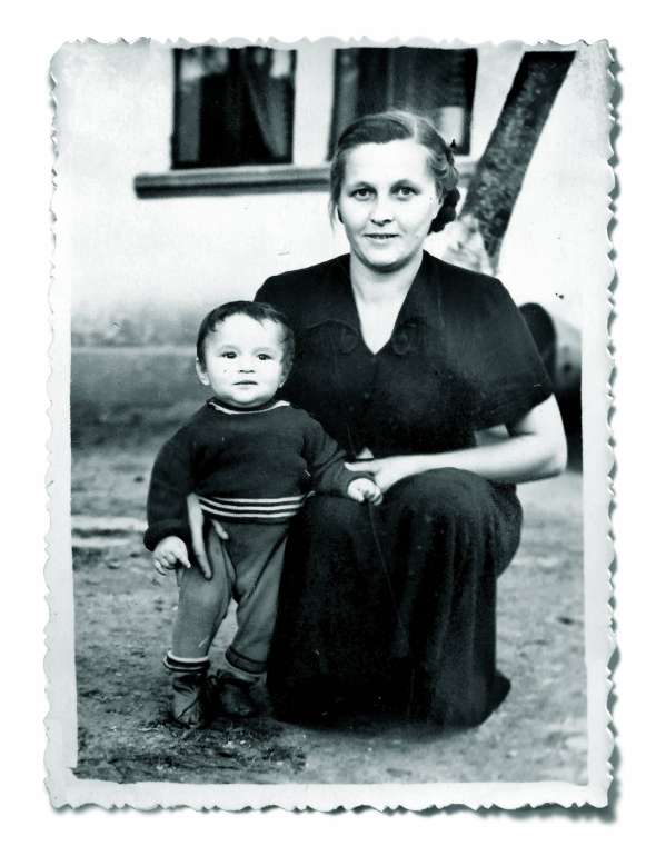 Дружина Леоніда Мухи Наталія з їхнім сином Ярославом, 1960 рік. Наталія – теж із родини репресованих. Через зв’язки родичів з ОУН була виселена в Сибір. Там і познайомилася з Леонідом, який жив на поселенні після ГУЛАГу. ”Три рази зустрілися, поцілувалися й поженилися. Та прожили вкупочці все життя, 49 років разом”, – згадує дружину Леонід Муха