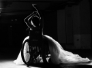 Модель с инвалидностью представила платья украинского бренда