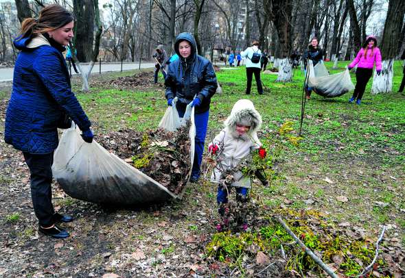 Масове прибирання в Маріїнському парку влаштували кияни 18 березня. Прийшли кілька десятків людей. Було багато родин із дітьми. Згрібали сміття і висаджували дерева