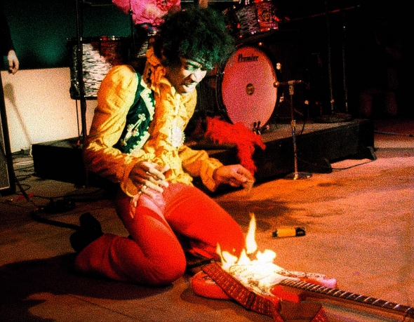 31 березня 1967 року в лондонському залі Finsbury Park Astoria наприкінці виступу в рок-музиканта Джимі Гендрікса (1942–1970) сталося коротке замикання у проводці гітари. Інструмент загорівся. Артист обпік руки, мусив звернутися до лікарні. Відтоді наприкінці кожного концерту спалював гітару