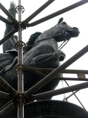На пам'ятнику Миколі Щорсу відпиляли половину правої передньої ноги коня. Ця скульптура є пам'яткою національного значення