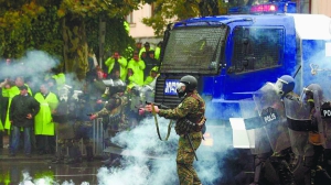 Поліцейські розганяють людей на мітингу в центрі грузинської столиці Тбілісі 7 листопада 2007 року. Громадяни вийшли з вимогою відставки президента Міхеіла Саакашвілі, позачергових президентських і парламентських виборів. У відповідь поліцейські застосували сльозогінний газ, водомети й гумові кулі. Постраждали майже 500 осіб