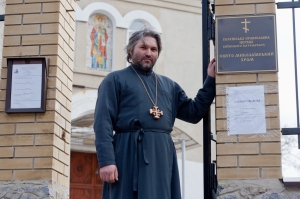 Отець Олександр Дедюхін стоїть біля воріт Миколаївської церкви в Полтаві. Займається волонтерською допомогою українським військовим, їздить у зону АТО