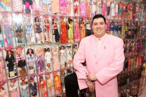 Стенлі Колорайт стоїть у своєму будинку біля колекції ляльок Барбі. Вони займають чотири кімнати та ванну