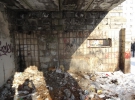 Место, куда убийца оттащил тело Мирона Ильницкого и засыпал мешками со строительным мусором
