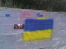 По всьому Криму  граффіті, листівки та прапори  Украины