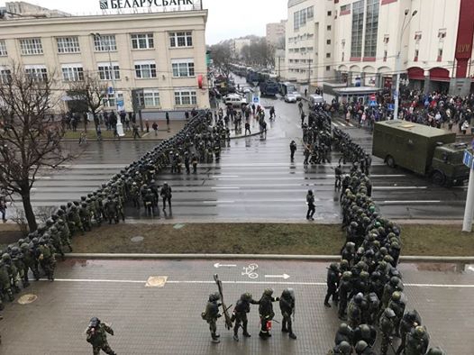 Правоохоронці перекрили проспект Незалежності з кількох боків