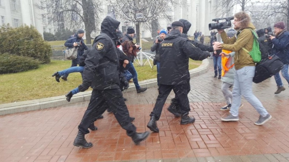 Тривають масові арешти активістів