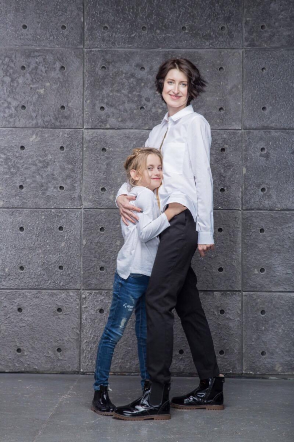 Валентина Блащук с дочерью Эвелиной в обуви собственного бренда из коллекции "Мама лук"