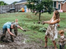 Семейная фотосессия превратилась в бой грязью