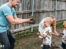 Сімейна фотосесія перетворилася на бій багнюкою