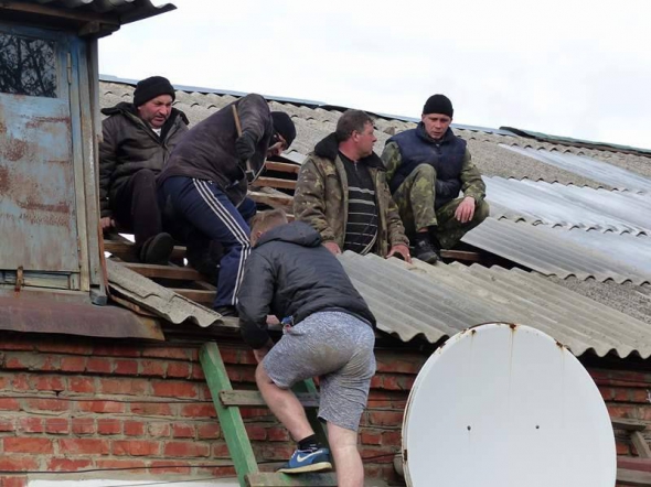 Жители Балаклии ремонтируют дома