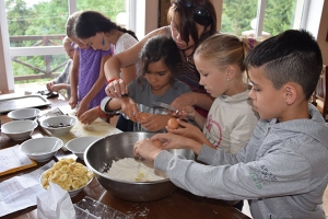 Дети изучают французский язык во время приготовления национальных блюд