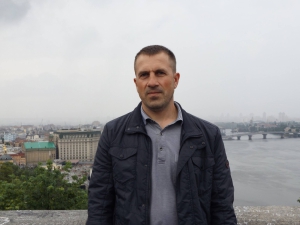 Криворіжець Віталій Фурманюк через суд намагається заборонити шкільні побори