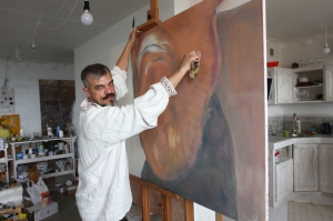 Художник Олександр Янович показує картини у себе в майстерні. На замовлення не малює. Роботи продає і дарує