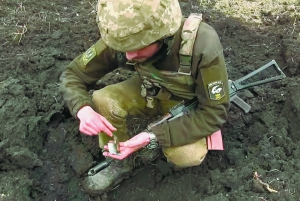 Морський піхотинець із позивним "Юрист" показує осколки мін після потужної атаки терористів біля села Водяного поблизу Маріуполя на Донеччині 20 березня. — Насипали по повній програмі. Але наші хлопці — молодці, дали відсіч, — розповідає. — Село обстріляли з мінометів і установок ”Град”. Снаряди лягали за 10 метрів від будинків мирних жителів. Ми у відповідь відкрили вогонь на ураження. З’явилися умови для контратаки на опорний пункт бойовиків. Але не вдалося закріпитися. Тому відійшли на вихідні позиції.