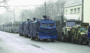 Спецавтомобілі ОМОНу стоять на вулицях Мінська в Білорусі під час розгону акції протесту проти податку на 25 березня на День волі