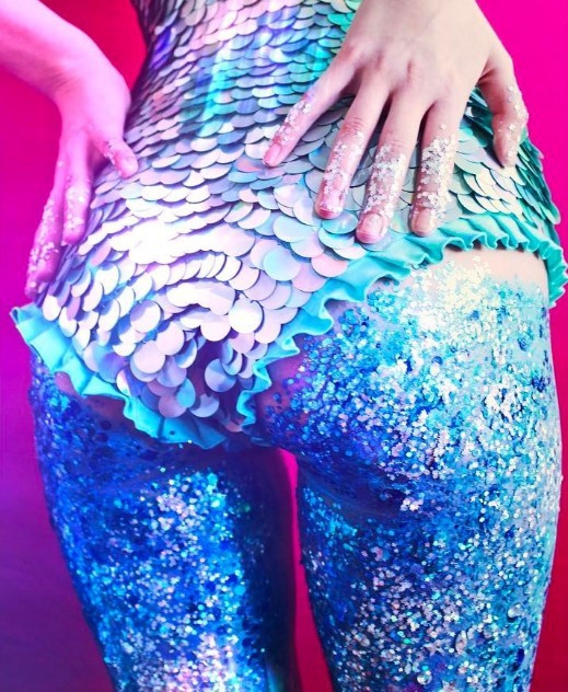 Новый сексуальный тренд летнего сезона - блестки на ягодицах