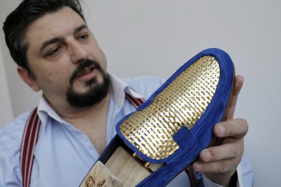 Створили перше у світі взуття з чистого золота