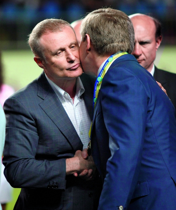 Власник київського ”Динамо” Григорій Суркіс (ліворуч) вітається з керівником донецького ”Шахтаря” Рінатом Ахметовим