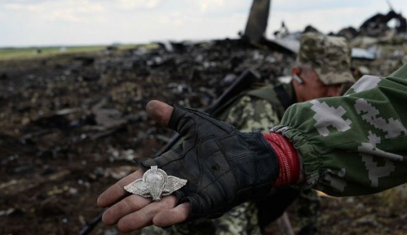 Боєць тримає на долоні нагрудний знак ВДВ  - усе, що залишилося від екіпажу збитого літака