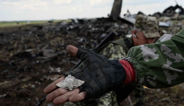 Боец держит на ладони нагрудный знак ВДВ - все, что осталось от экипажа сбитого самолета