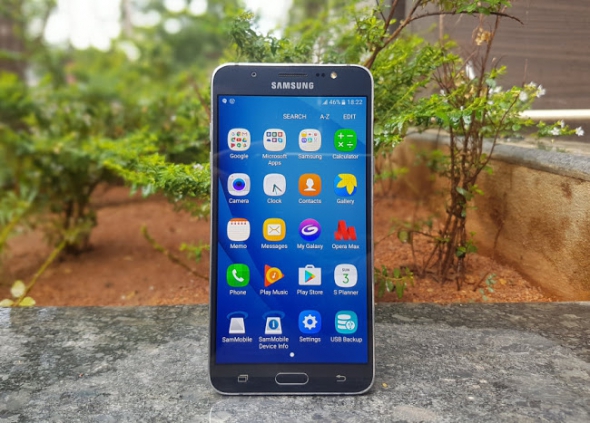 Samsung Galaxy J7 - один из самых сбалансированных представителей среднего класса на рынке
