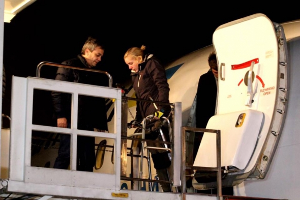 Яна Зінкевич сходить с трапу літака.