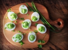 Яйця фарширують зеленню та соусами