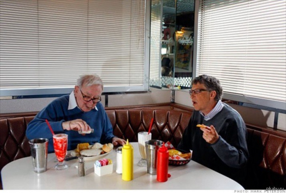 Уоррен Баффет и Билл Гейтс обедают в американском фаст-фуде