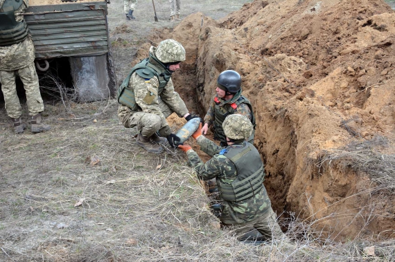 Саперы разминируют Балаклею.