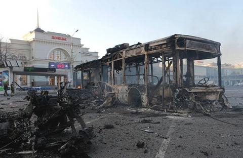 Залишки автобуса біля Донецького вокзалу