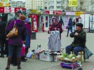 Жінка й чоловік торгують одягом та овочами на вулиці Києва. Так змушені заробляти гроші. В Україні 60 відсотків населення живуть за межею бідності, за даними ООН
