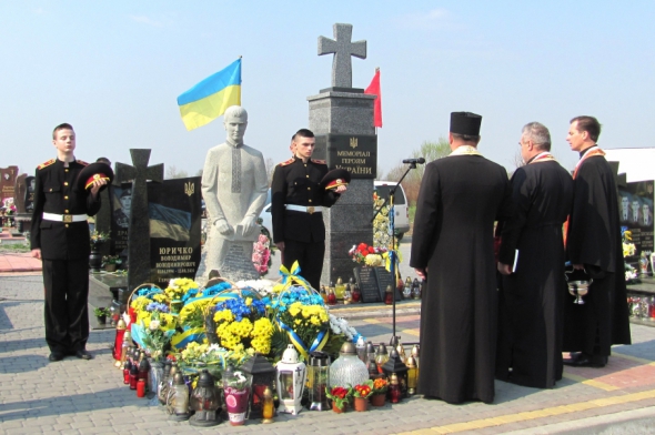 Пам'ятник бійцю Володимиру Юричку