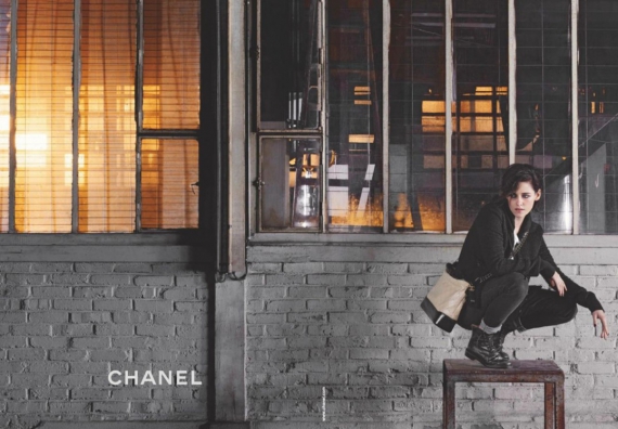 Кристен Стюарт рекламирует брендовую сумку от Chanel