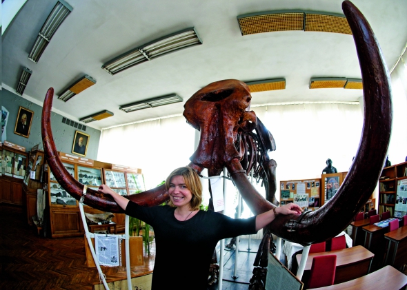 Марія КУРИЛО, 37 років, геолог.  Народилася 15 квітня 1979 року. Закінчила географічний та геологічний факультети Київського національного університету імені Тараса Шевченка. Захистила кандидатську дисертацію ”Геолого-економічні критерії та перспективи розвитку бази плавиковошпатової сировини для чорної металургії України”. Лауреат Державної премії в галузі науки і техніки за 2013 рік. Доцент кафедри геології родовищ корисних копалин Інституту геології Київського національного університету. Вивчала суміжні професії, щоб зробити викладання більш прикладним. Вважає, що геологічна освіта в Україні має бути менш відірваною від потреб і можливостей видобувної промисловості. ”На курсі економічної геології кажу студентам: немає некрасивих жінок і некорисних надр. Дайте мені ділянку, і я по кожному ресурсу покажу перспективу”. Заміжня. Любить подорожувати. На фото: Геолог Марія Курило біля скам’янілого кістяка мамонта. Він – експонат музею в Інституті геології Київського університету імені Шевченка. Цінний тим, що повністю складається з кісток однієї особини. Мамонта викопали  під час будівництва в районі столичного метро Либідська