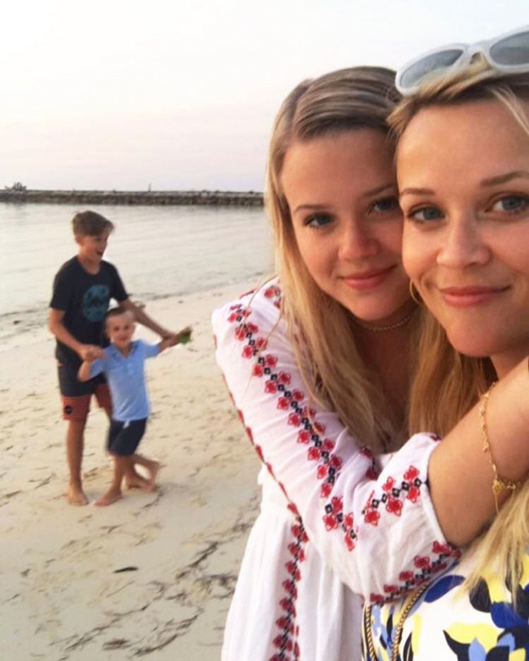 17-летняя дочь голливудской актрисы Риз Уизерспун Ава носит вышиванку