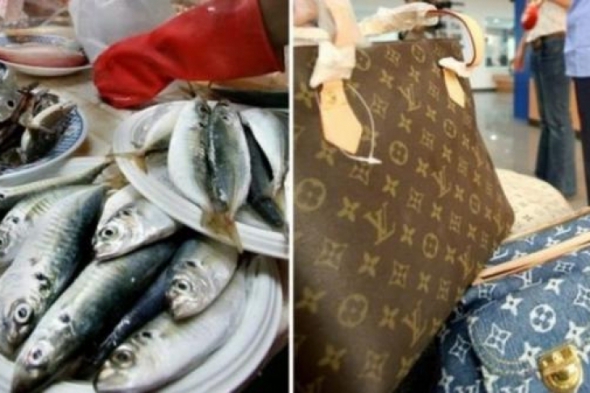 Бабушка клала свежую рыбу в дизайнерскую сумку